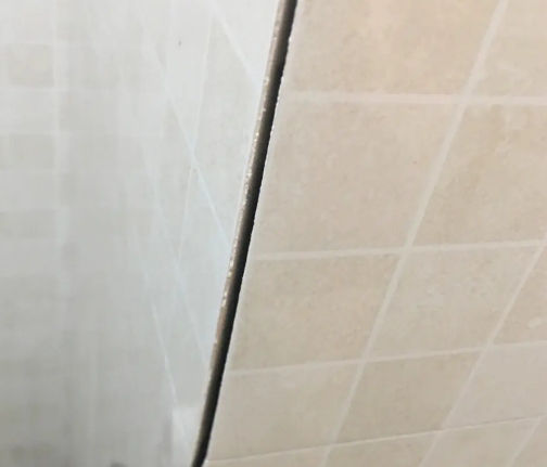 莫力达瓷砖空鼓维修公司分享阳台瓷砖脱落的修复过程可以分为以下几个步骤
