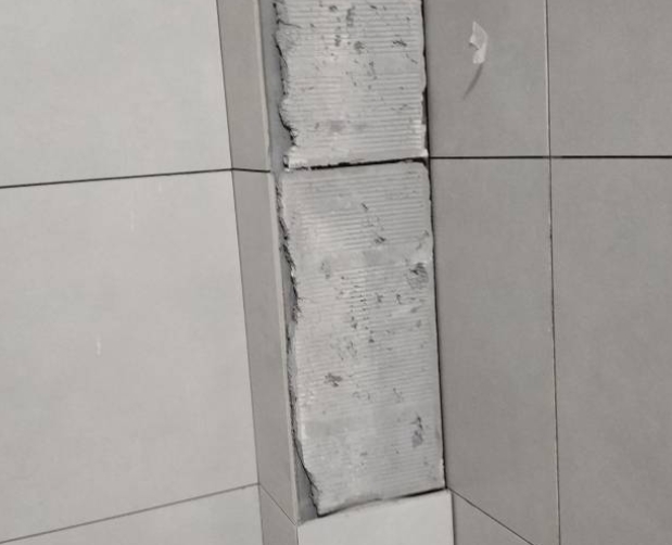 莫力达瓷砖空鼓维修公司分享下瓷砖施工前基层浇水润湿程度不足，可能导致以下问题